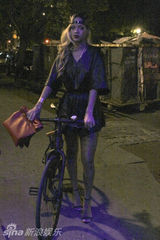 组图：蕾哈娜金发揽闺蜜亲密 剥外衣自探美胸