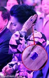 组图：刘嘉玲天津代言大秀戒指 短裙现身气度不凡  