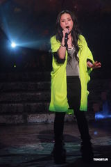 组图：《劲歌金曲》录影 阿娇(钟欣桐)出席郑欣宜落泪