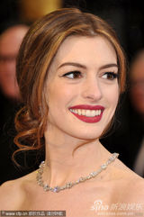 组图：安妮-海瑟薇拖地红裙亮相 娇艳红唇秀性感