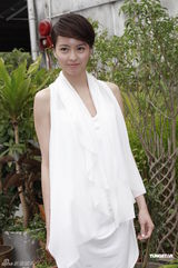 组图：梁咏琪白衣代言护肤品 欲做生意当老板