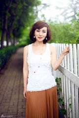 组图：石琳拍摄韵味时尚大片 显氧气美女气质