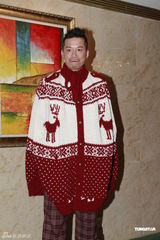 吴京迷彩服示人成焦点 梁汉文假期偷闲看足球(组图)