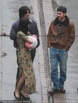 组图：陈乔恩穿旗袍懒理陈柏霖 韩寒冒大雨导戏