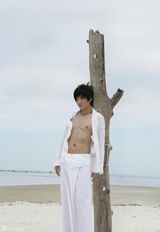 组图：李炳辰泰国取景拍封面 演绎忧郁都市型男