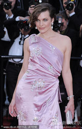 组图：乔沃维奇戛纳走秀大露背长裙性感