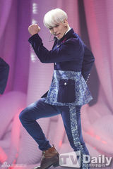 组图：SHINee回归打榜军服风帅气 女团露腰秀腿