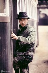 组图：何晟铭户外运动写真 展时尚休闲风范