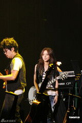 组图：陈綺贞小巨蛋开唱 脚踏车上场展独特摇滚风