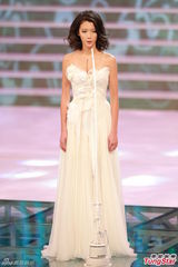 组图：港姐总决赛低胸白裙开场 舞台梦幻唯美