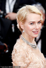 组图：娜奥米-瓦茨戛纳走秀 裸色纱裙妩媚动人