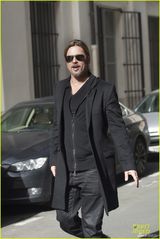 组图：皮特独自现身洛杉矶 帅气黑装狂荡不羁