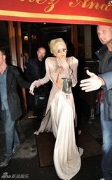 高清组图：Lady Gaga“白发魔女”造型现身巴黎