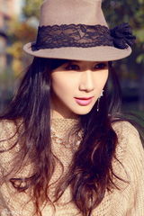 组图：徐立秋日毛衣街拍演绎浪漫童话