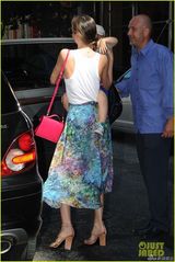 组图：米兰达透视长裙抱子出街 小弗林卖萌抢镜