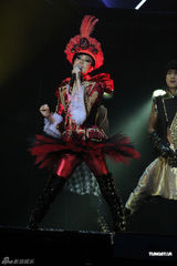 组图：郑秀文澳门开唱 百变造型散发恋爱中的女人味