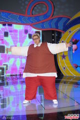 组图：罗志祥变身超级大胖子 与小鬼敖犬搞怪