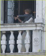 幻灯图：朱莉忙里偷闲带孩子外出尽享天伦之乐 