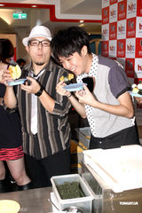 组图：苏打绿青峰小威齐庆生 团员特制寿司祝寿 