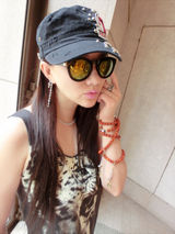 组图：孟瑶个性连拍秀可爱 超酷墨镜显潮范儿