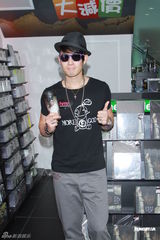 组图：吴建豪香港办歌迷会 送保温杯回馈歌迷