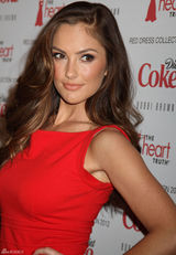 高清组图：敏卡-凯利红裙亮相纽约时装周慈善秀