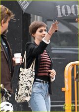 组图：安妮海瑟薇蜜月后现身机场 紧贴老公秀恩爱