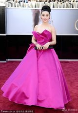 组图：奥斯卡红毯范冰冰粉色礼服大秀香肩雪肤