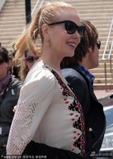 组图：妮可做评委老公探班 二人牵手甜蜜恩爱