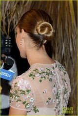 组图：阿尔芭裸色裙娇俏亮相 妮可-里奇露背秀纹身