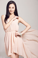 组图：杜菲菲钱璇华丽变身 飘逸长裙清丽脱俗