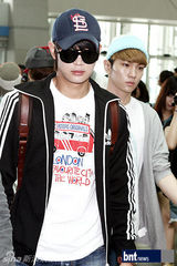 组图：SM家族赴台湾演出亮相机场