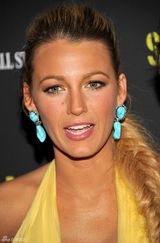 组图：布莱克明黄色礼服闪耀《野蛮人》纽约首映