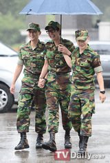 组图：韩星郑京浩办理退伍手续 闵庆勋等送战友