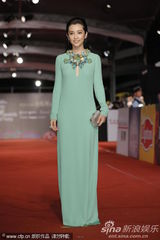 组图：李冰冰绿裙惹眼牵手成龙亮相