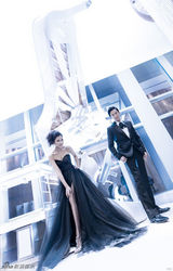 组图：洪天明与周家蔚拍婚照 准新娘秀性感身材