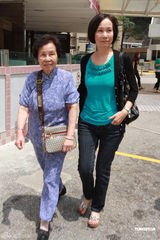 组图：杨千嬅坚持哺乳 双方家人到医院探望