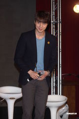 组图：韩星李东旭首度访台 粉丝见面会展亲切