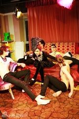 高清组图：尚雯婕拍新歌MV 与四大美男妖娆闹床