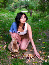 组图：张含韵时尚大片 丛林少女可爱甜美