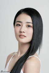 组图：徐璐拍摄花絮曝光 面容姣好灵气逼人