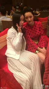 组图：43岁杨钰莹不老传奇 与舒畅合影似少女