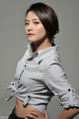 幻灯图：龙一仪曝光夏装造型照 帅气造型受追捧