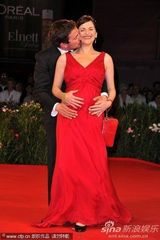 《后事》首映 女星泽格斯挺大肚与导演恩爱现身(图)