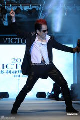 组图：郑伊健出席明星慈善夜 对婚礼三缄其口