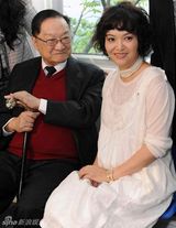 组图：金庸多张旧照曝光 年轻时标致又帅气