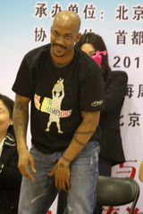 组图：王思懿马布里为球赛开球 倡导全民健康生活