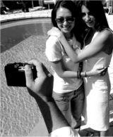 组图：好莱坞明星曝趣味写真 布莱切特托胸搞怪