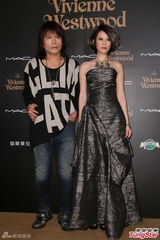 组图：伍佰着及膝裙压轴走秀 杨乃文飘逸相伴