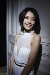 组图：高圆圆中性“骑士装”亮相巴黎时装周